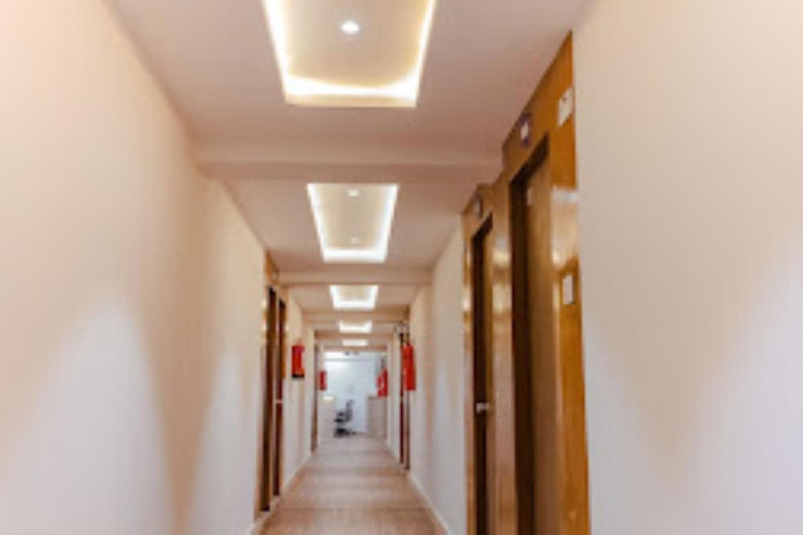 Lennox Hotel , Сурат Экстерьер фото